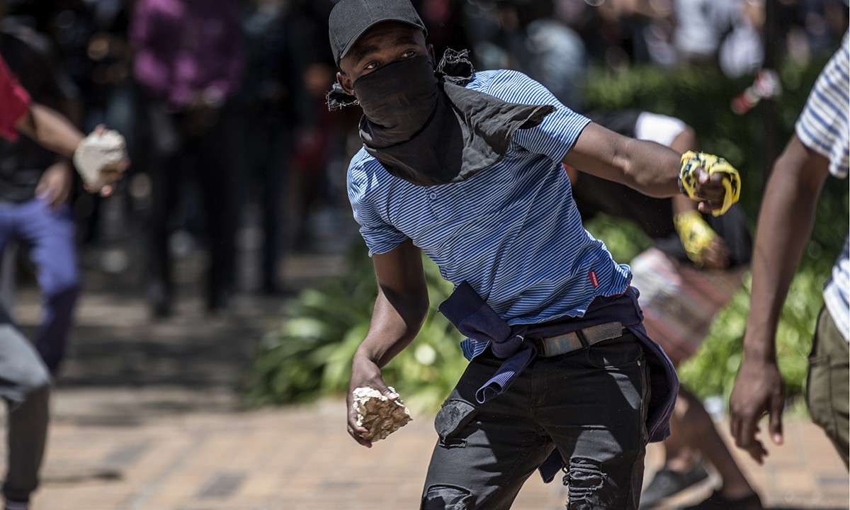 Sudafrica, scontri tra polizia e studenti per l’università gratuita – Foto