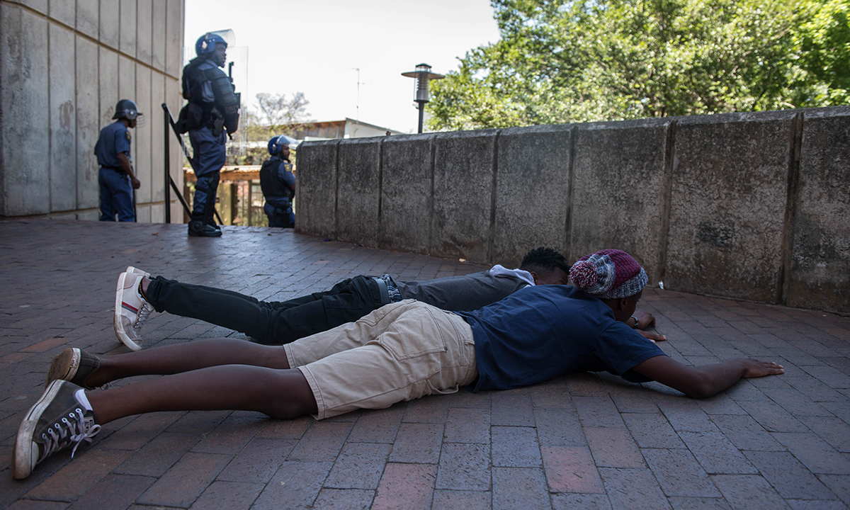 Sudafrica, scontri tra polizia e studenti per l’università gratuita – Foto