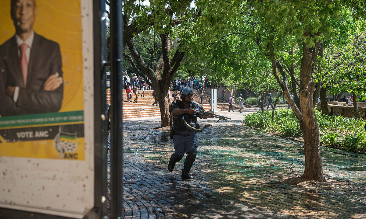 Sudafrica, scontri tra polizia e studenti per l’università gratuita – Foto