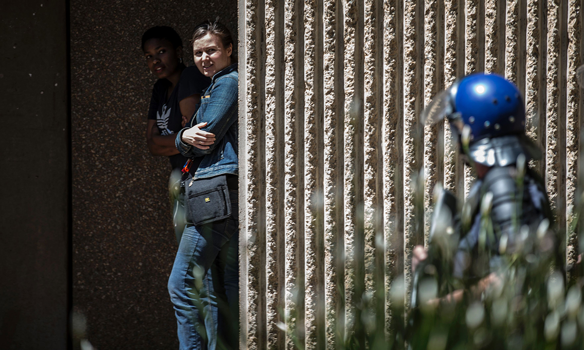 Sudafrica, scontri tra polizia e studenti per l’università gratuita – Foto