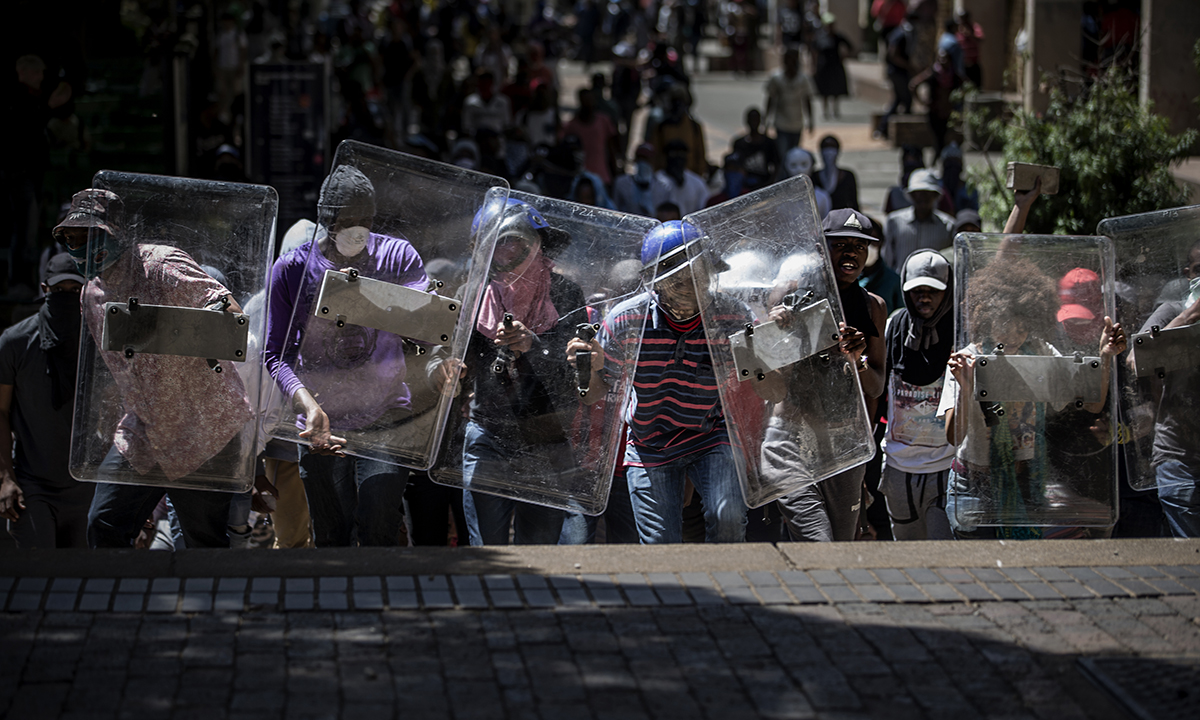 Sudafrica, scontri tra polizia e studenti per l’università gratuita – Foto