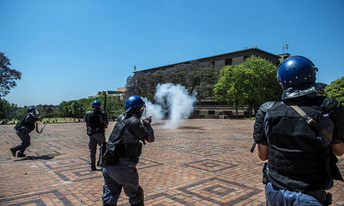 Sudafrica, scontri tra polizia e studenti per l’università gratuita – Foto