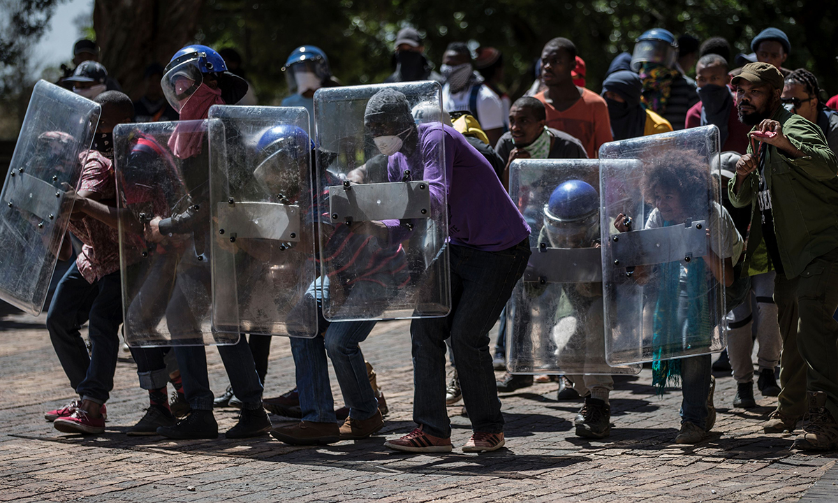 Sudafrica, scontri tra polizia e studenti per l’università gratuita – Foto