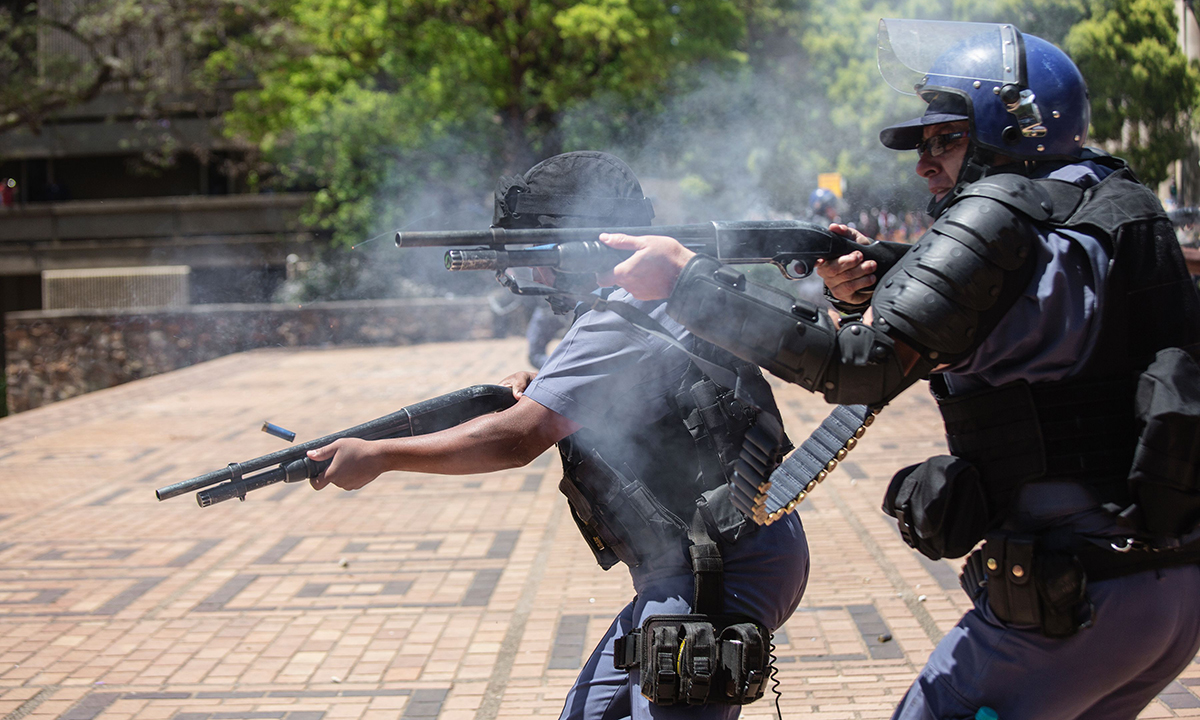 Sudafrica, scontri tra polizia e studenti per l’università gratuita – Foto