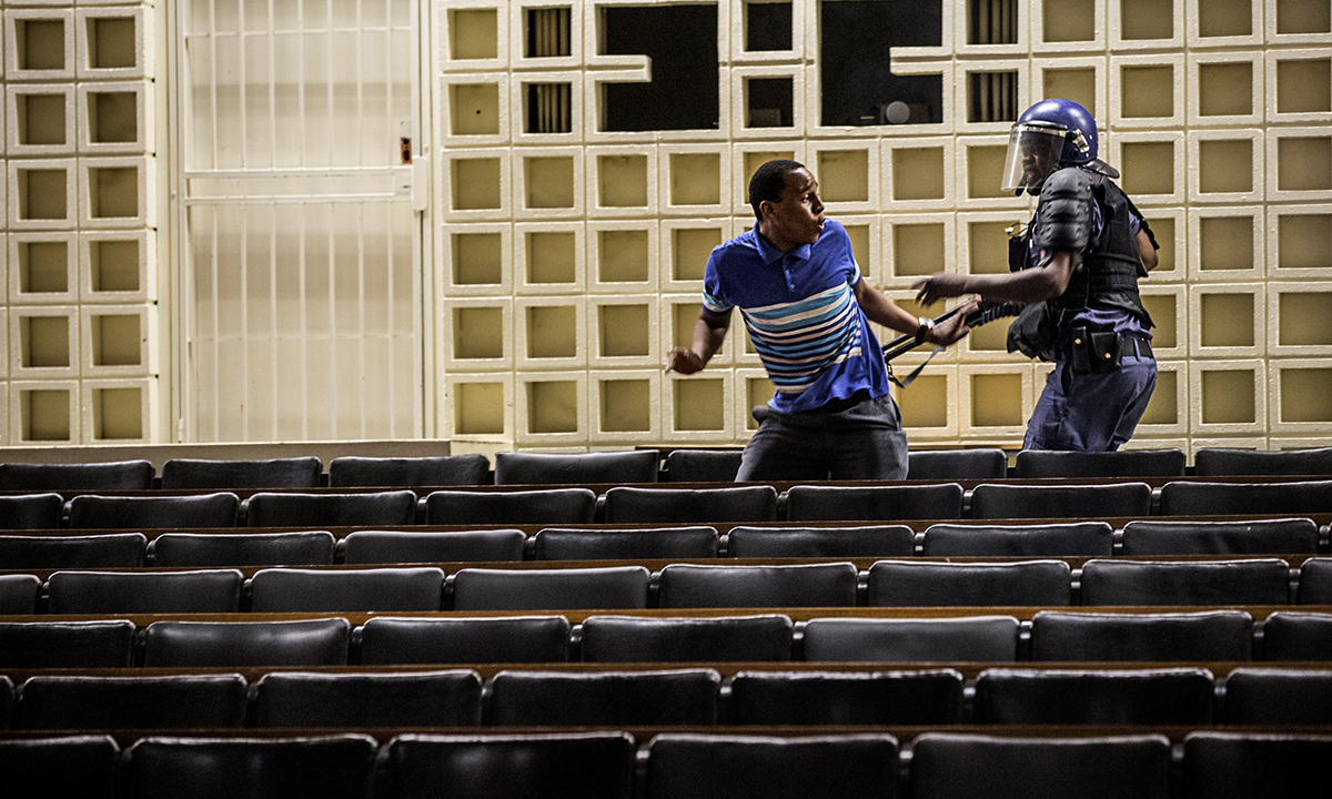 Sudafrica, scontri tra polizia e studenti per l’università gratuita – Foto