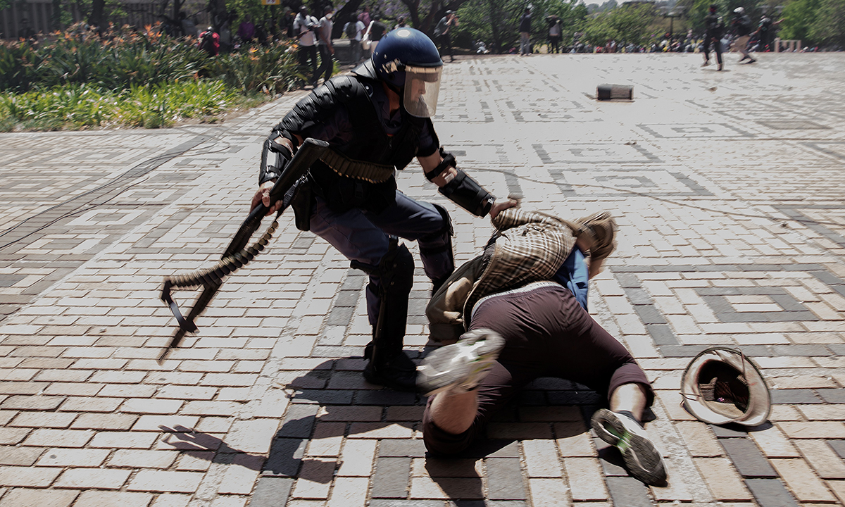 Sudafrica, scontri tra polizia e studenti per l’università gratuita – Foto