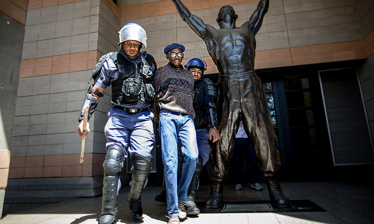 Sudafrica, scontri tra polizia e studenti per l’università gratuita – Foto
