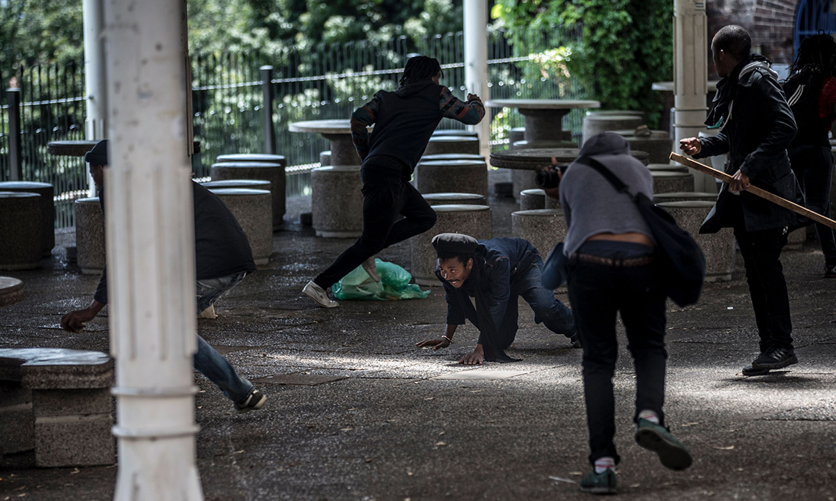 Sudafrica, scontri tra polizia e studenti per l’università gratuita – Foto