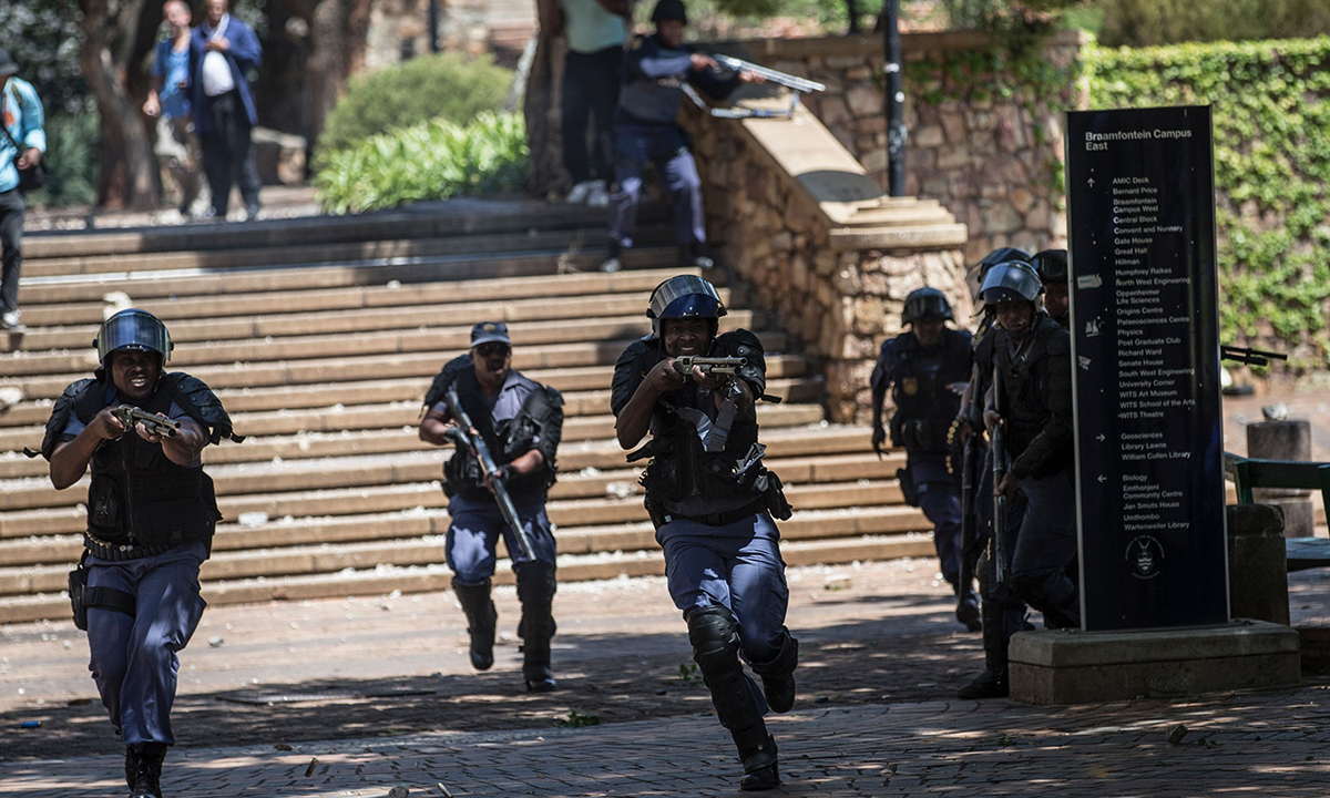 Sudafrica, scontri tra polizia e studenti per l’università gratuita – Foto
