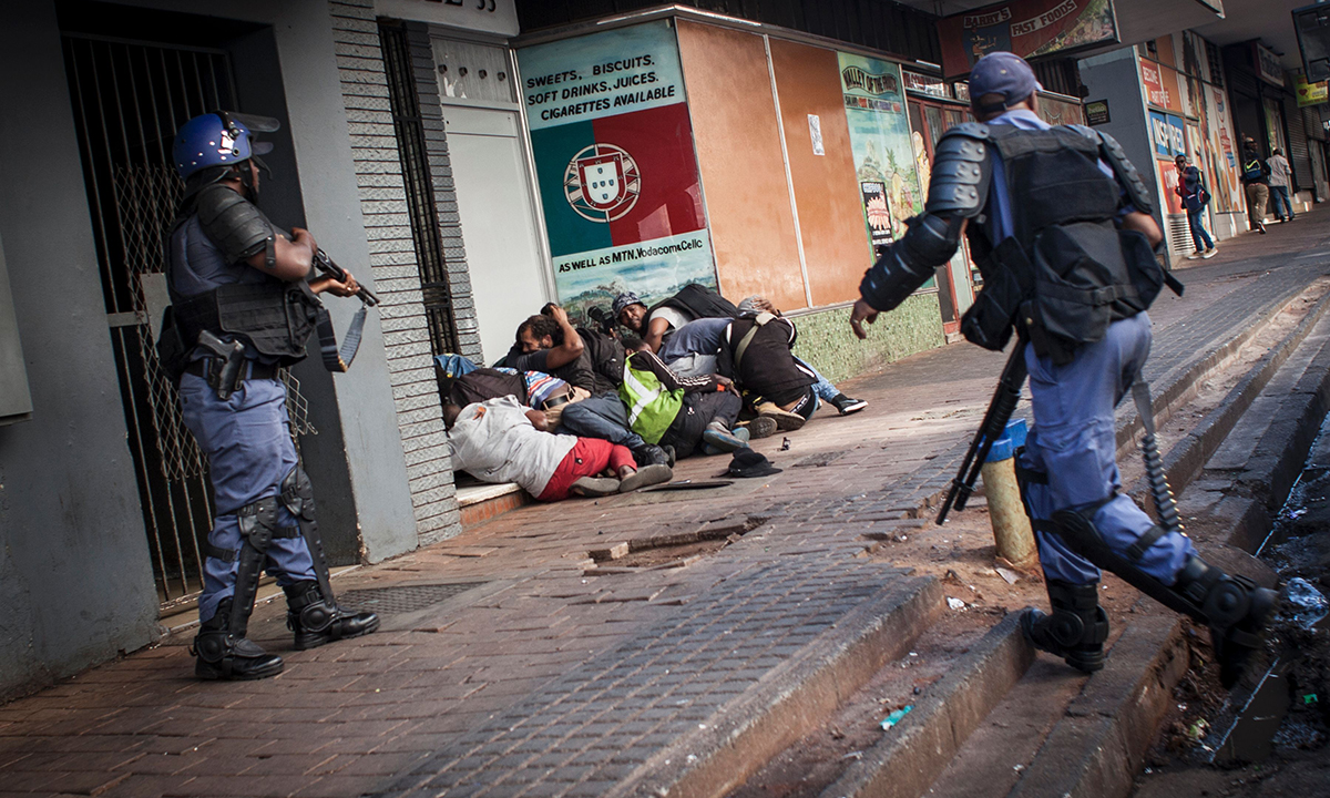 Sudafrica, scontri tra polizia e studenti per l’università gratuita – Foto