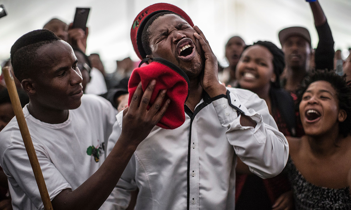 Sudafrica, scontri tra polizia e studenti per l’università gratuita – Foto
