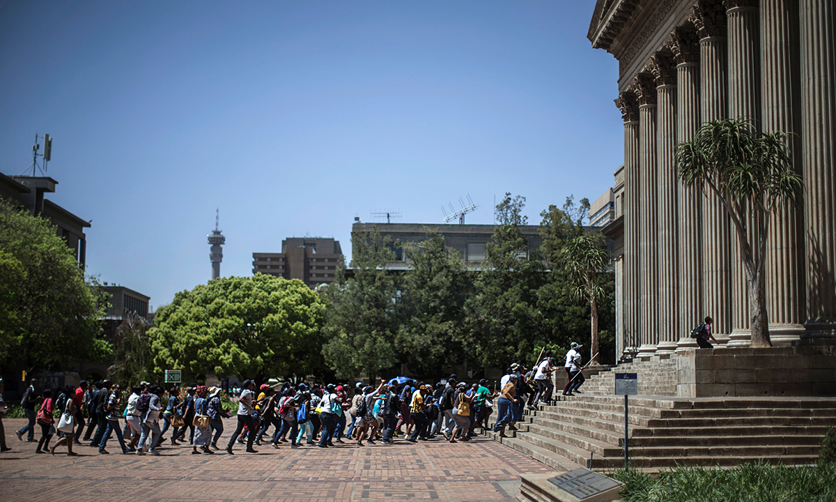 Sudafrica, scontri tra polizia e studenti per l’università gratuita – Foto