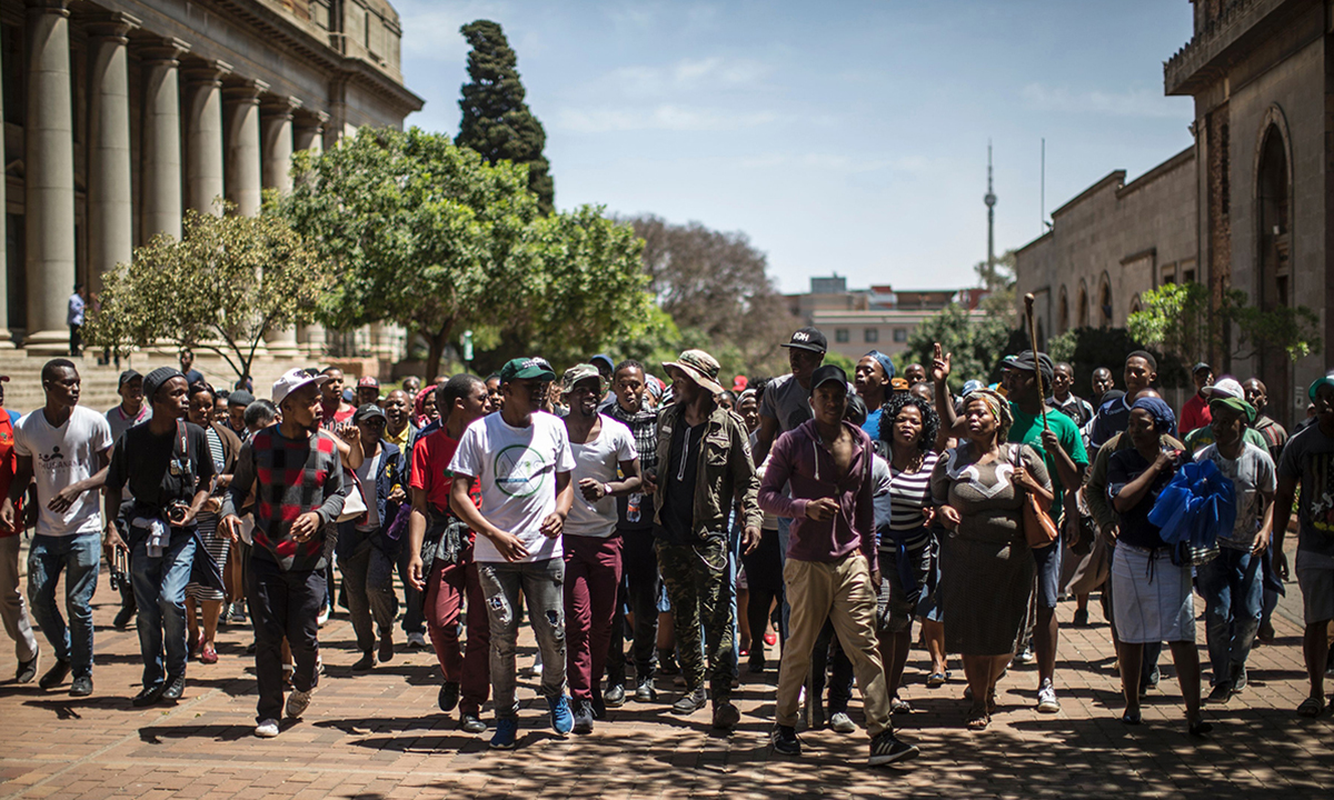 Sudafrica, scontri tra polizia e studenti per l’università gratuita – Foto
