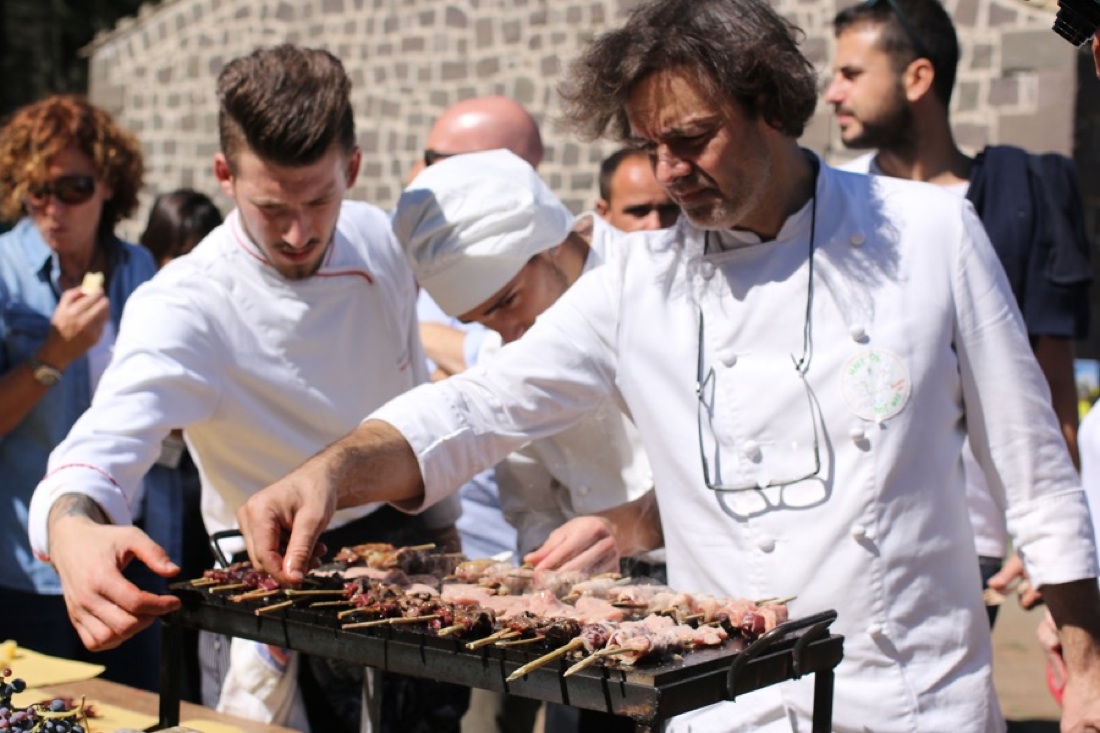 Fuoco! Food Festival: undici grandi chef, le braci e l’amore per la Sicilia Fuoco! Food Festival: undici grandi chef, le braci e l’amore per la Sicilia