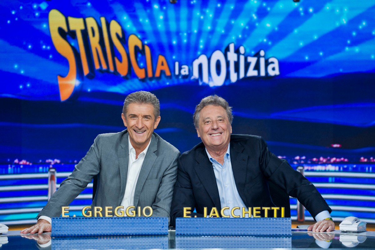 Striscia la Notizia: staffetta alla conduzione, Ezio Greggio affianca la Hunziker Striscia la Notizia: staffetta alla conduzione, Ezio Greggio affianca la Hunziker