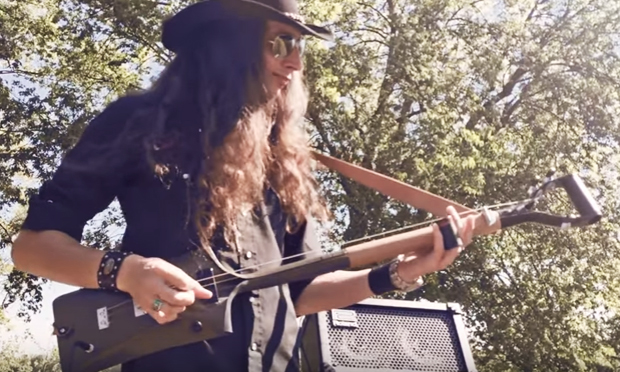 Come suona una pala trasformata in chitarra?