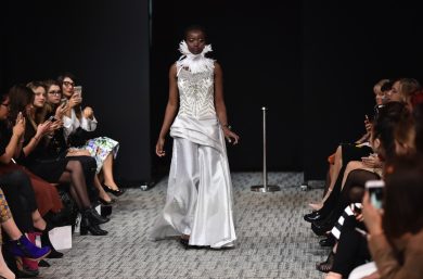 Modelle cieche sfilano per beneficenza