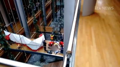 Steven Woolfe, collasso al Parlamento europeo dopo aggressione | video