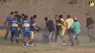 Argentina: rissa tifosi-calciatori per un rigore | video