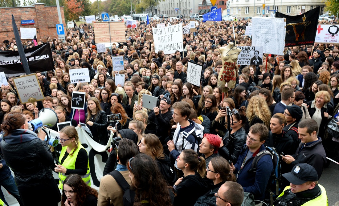 Polonia, stop alla legge anti-aborto. Vincono le donne – FOTO