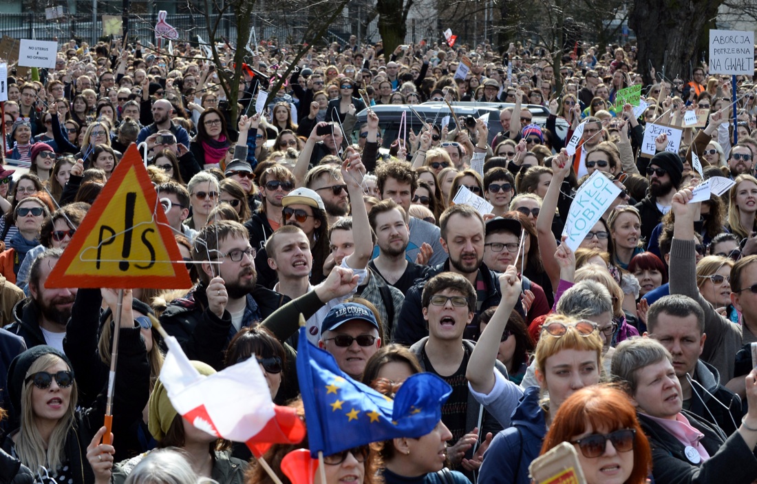 Polonia, stop alla legge anti-aborto. Vincono le donne – FOTO