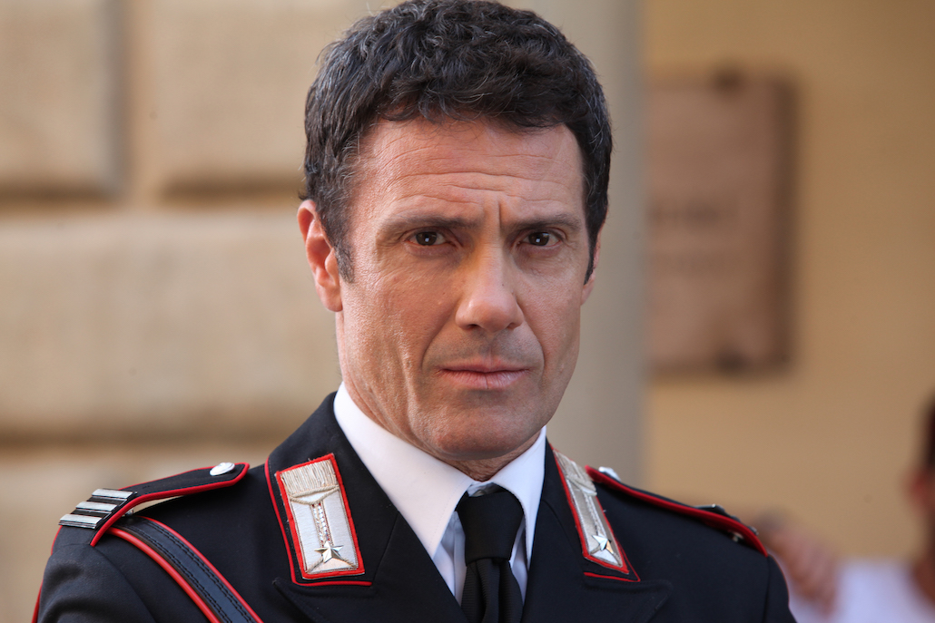 Rimbocchiamoci le maniche: Paolo accusato di stalking, Angela lo difende Rimbocchiamoci le maniche: Paolo accusato di stalking, Angela lo difende