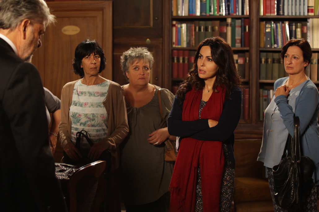 Rimbocchiamoci le maniche: Paolo accusato di stalking, Angela lo difende Rimbocchiamoci le maniche: Paolo accusato di stalking, Angela lo difende