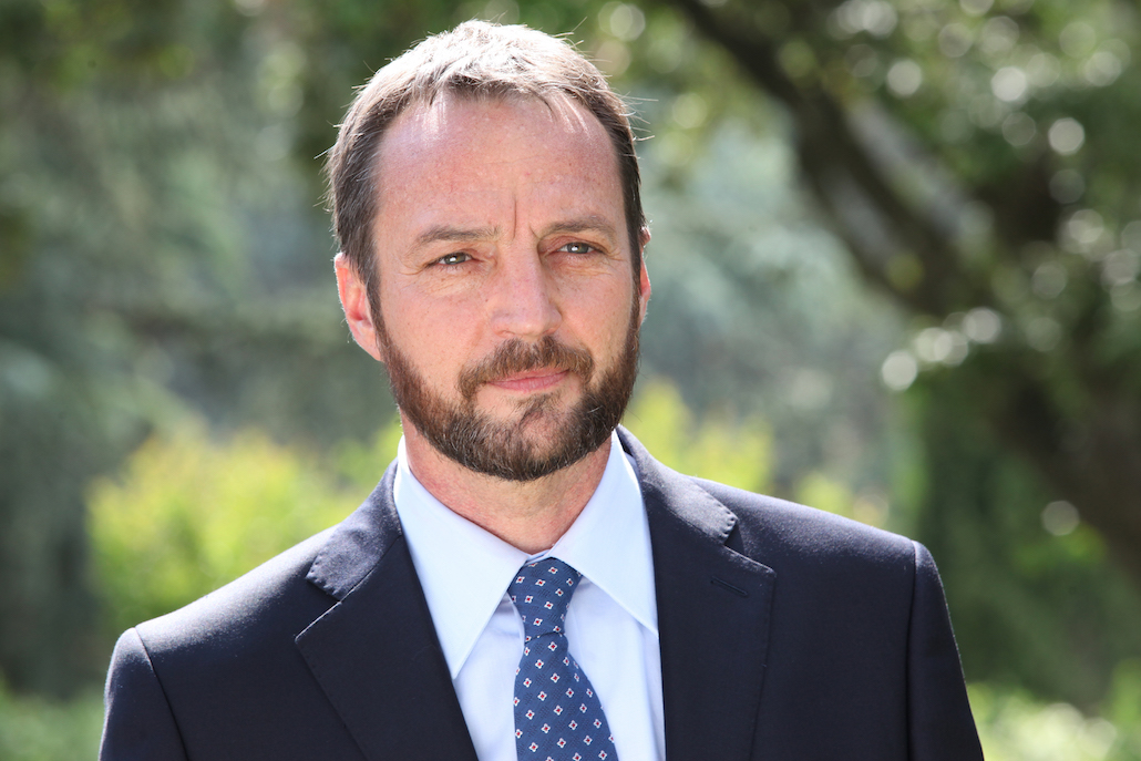 Rimbocchiamoci le maniche: Paolo accusato di stalking, Angela lo difende Rimbocchiamoci le maniche: Paolo accusato di stalking, Angela lo difende