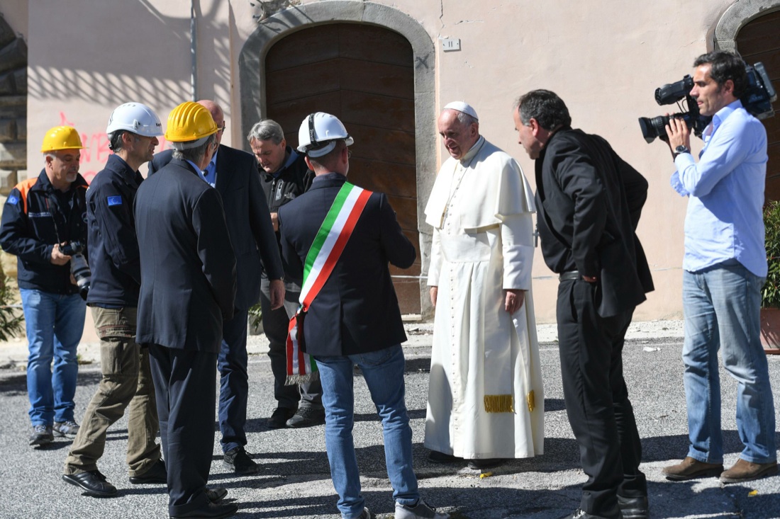 Papa Francesco ad Amatrice e sui luoghi del terremoto – FOTO Papa Francesco ad Amatrice e sui luoghi del terremoto – FOTO