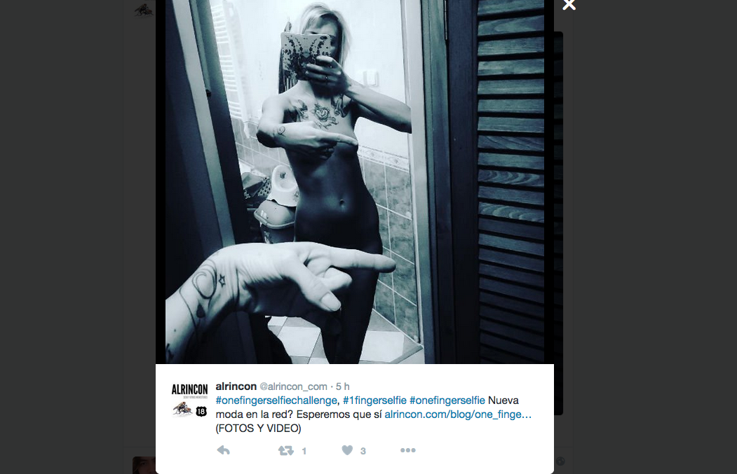 #onefingerselfiechallenge: nudi sì, ma dietro un dito