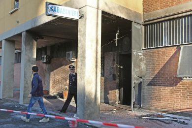 Bologna: attentato alla caserma dei Carabinieri