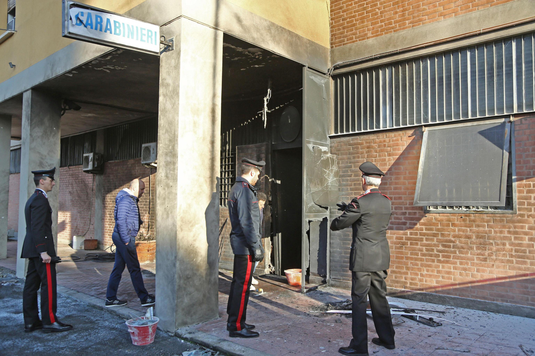 Bologna: attentato alla caserma dei Carabinieri