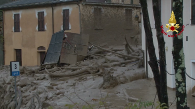 Maltempo: Vigili del Fuoco salvano due persone da frana a Rezzo (Imperia)