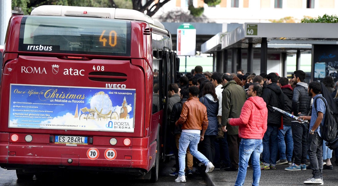 Sciopero, il venerdì nero di trasporti, scuola e sanità Sciopero, il venerdì nero di trasporti, scuola e sanità