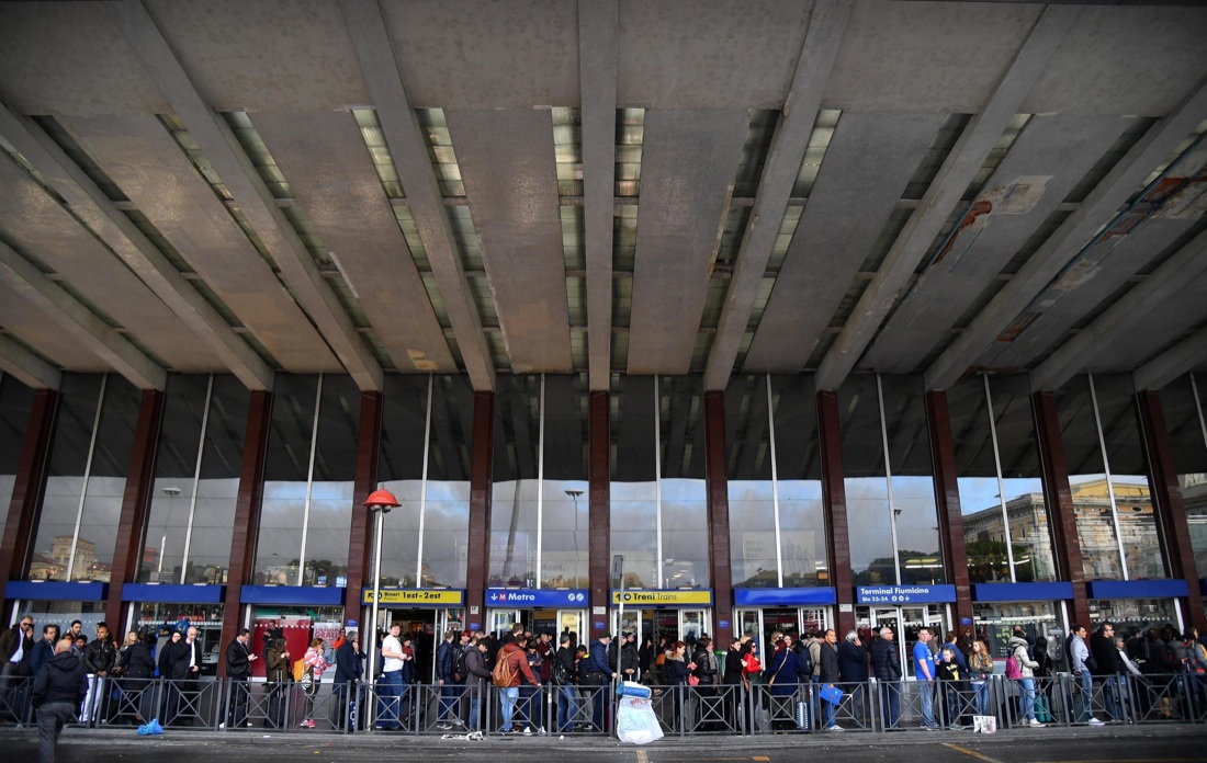 Sciopero, il venerdì nero di trasporti, scuola e sanità Sciopero, il venerdì nero di trasporti, scuola e sanità