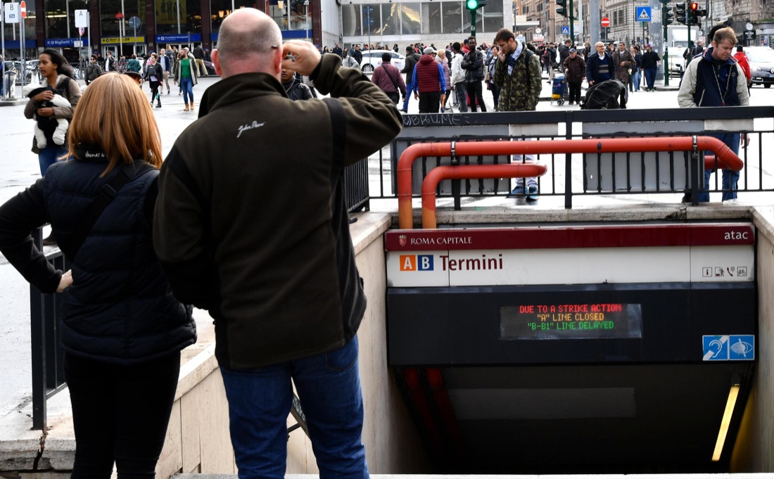 Sciopero, il venerdì nero di trasporti, scuola e sanità Sciopero, il venerdì nero di trasporti, scuola e sanità