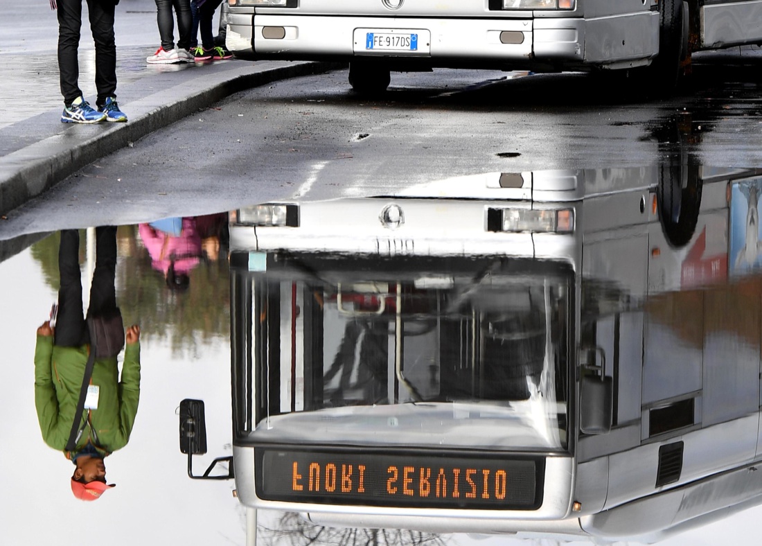 Sciopero, il venerdì nero di trasporti, scuola e sanità Sciopero, il venerdì nero di trasporti, scuola e sanità