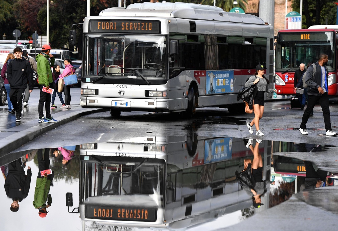 Sciopero, il venerdì nero di trasporti, scuola e sanità Sciopero, il venerdì nero di trasporti, scuola e sanità