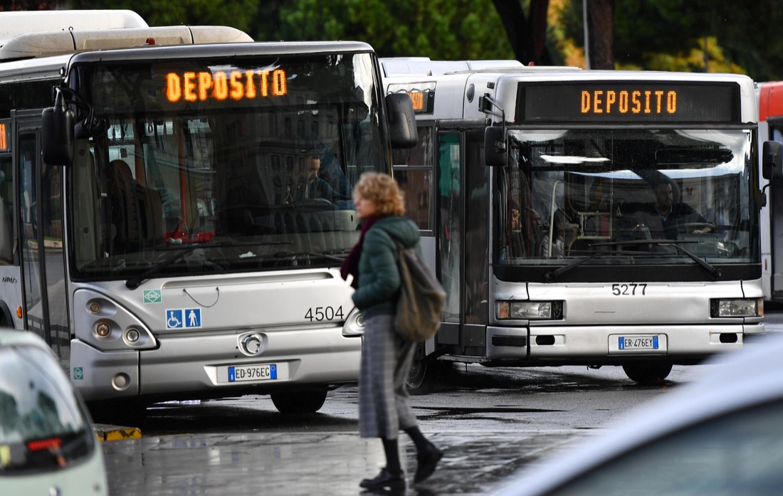 Sciopero, il venerdì nero di trasporti, scuola e sanità Sciopero, il venerdì nero di trasporti, scuola e sanità