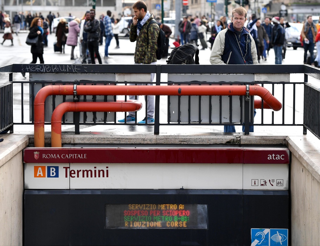 Sciopero, il venerdì nero di trasporti, scuola e sanità Sciopero, il venerdì nero di trasporti, scuola e sanità