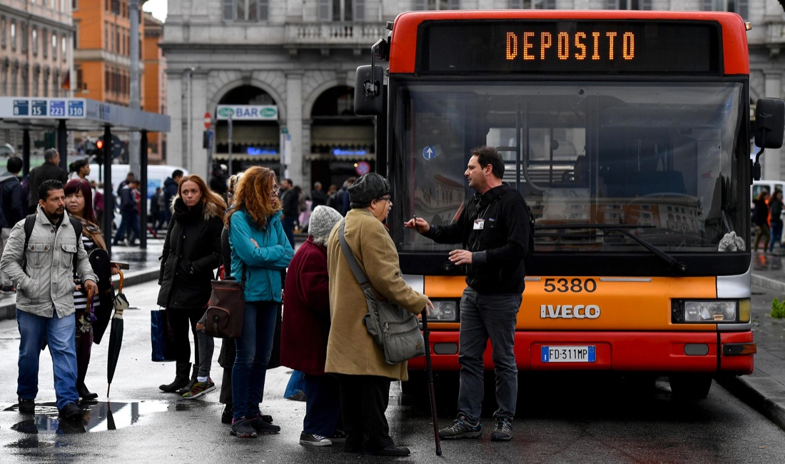 Sciopero, il venerdì nero di trasporti, scuola e sanità Sciopero, il venerdì nero di trasporti, scuola e sanità