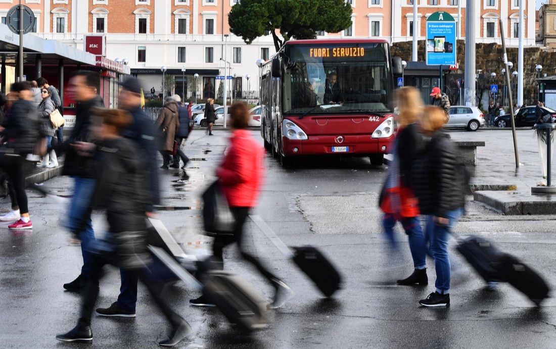 Sciopero, il venerdì nero di trasporti, scuola e sanità Sciopero, il venerdì nero di trasporti, scuola e sanità