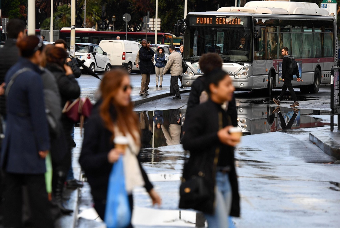 Sciopero, il venerdì nero di trasporti, scuola e sanità Sciopero, il venerdì nero di trasporti, scuola e sanità