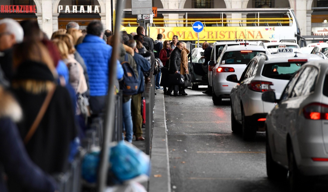 Sciopero, il venerdì nero di trasporti, scuola e sanità Sciopero, il venerdì nero di trasporti, scuola e sanità