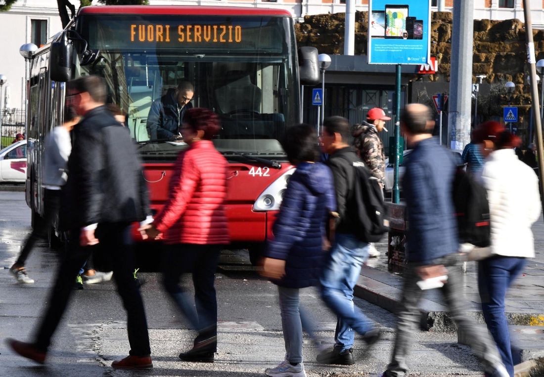 Sciopero, il venerdì nero di trasporti, scuola e sanità Sciopero, il venerdì nero di trasporti, scuola e sanità