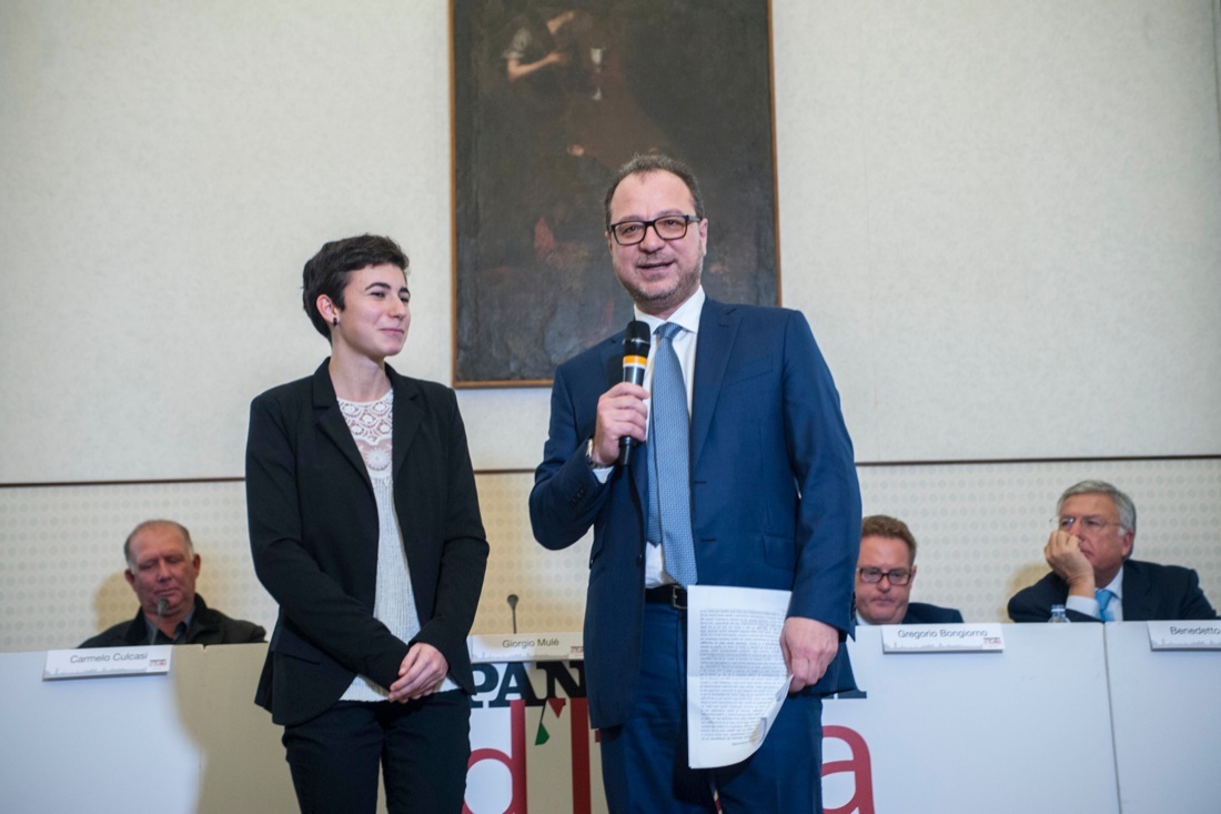 Consegnati a Trapani 300 libri per tre scuole – FOTO