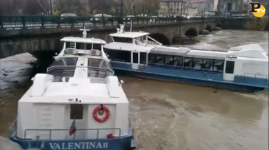 Torino: la piena del Po e lo schianto di due traghetti | video