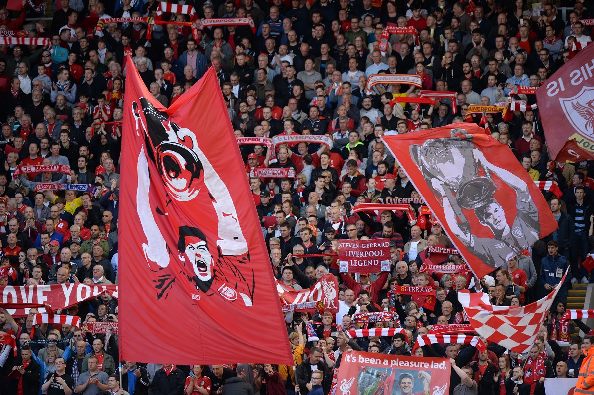 Steven Gerrard dà l’addio al calcio a 36 anni: storia di una leggenda