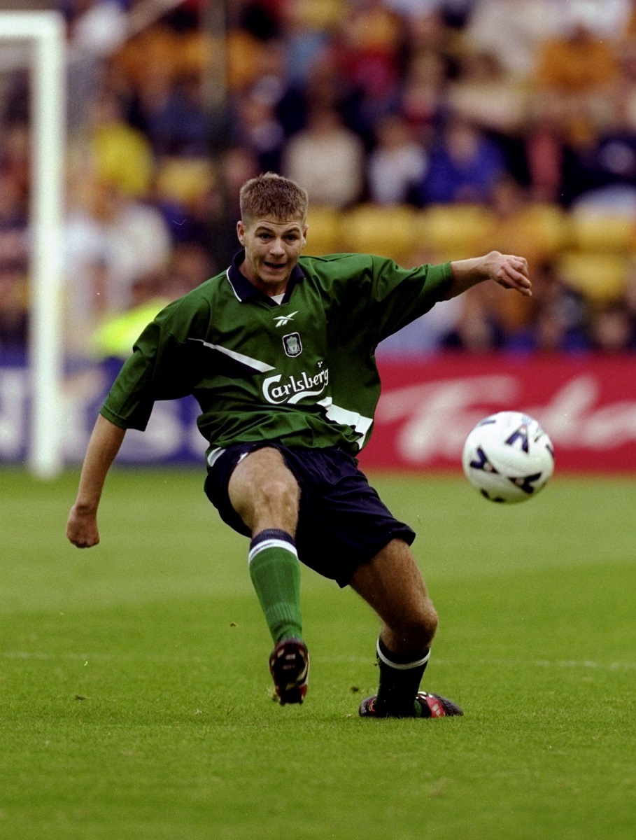 Steven Gerrard dà l’addio al calcio a 36 anni: storia di una leggenda