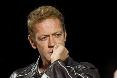 Rocco Siffredi fa sesso in una toilette, allontanato per eccesso di erotismo